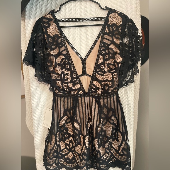 TOBI: NWT Black and Cream Flutter Sleeve Plunging Neckline Lace Mini Dress Small - Picture 5 of 7
